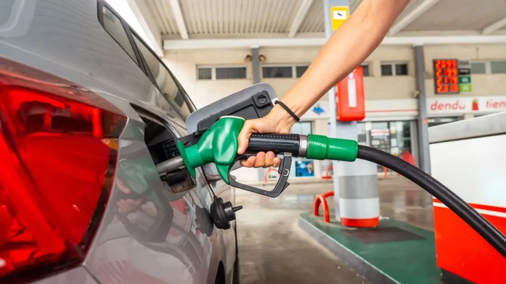 Bomba de combustível em posto italiano em destaque, representando a alta dos combustíveis.
