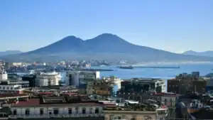 Imagem do Versuvio bem ao fundo tirada de uma sacada em uma casa em Napoles.