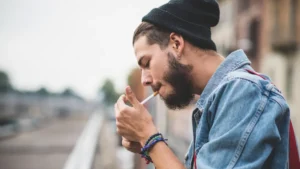 Homem ascendendo um cigarro