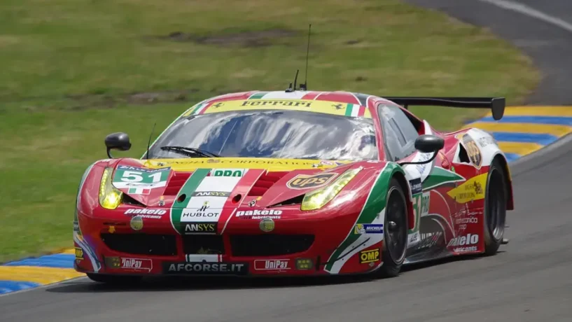 Ferrari 458 na pista em Le Mans