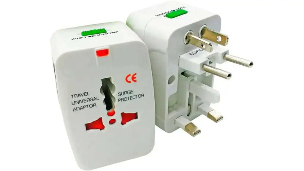 Adaptador de tomada universal modelo europeu. Ideal para viagens a Itália.