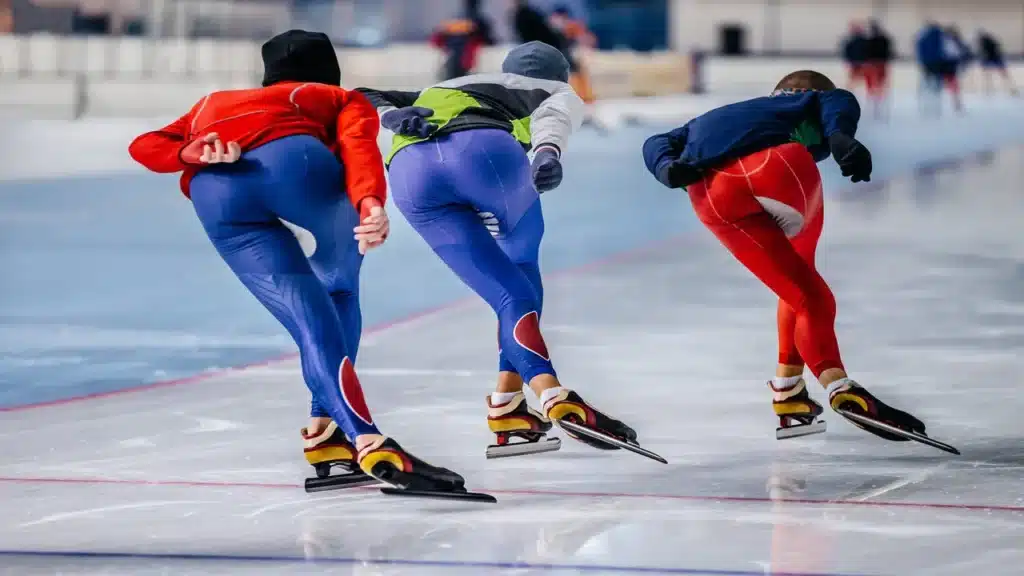 Patinação de velocidade no gelo, uma das provas mais rápidas das olimpíadas de inverno 2026 na Itália.