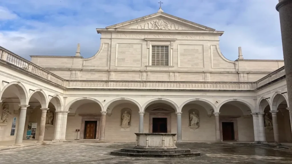 Imagem da entrada da igreja e museu da Abadia de Montecassino