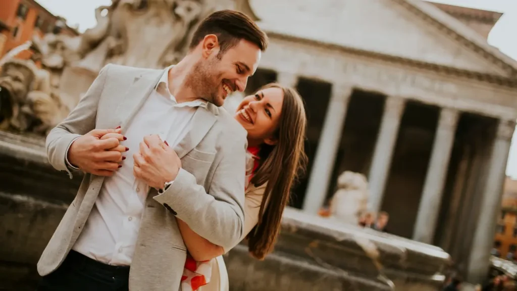 Casal feliz em Roma