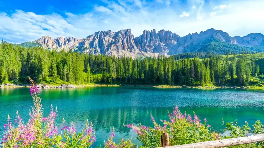 Belo Lago di Carezza nas Dolomitas, Itália.
