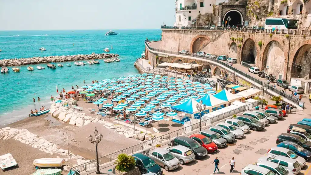 Costa Amalfitana cheia de turistas representando o feriado de páscoa 2026 na Itália.