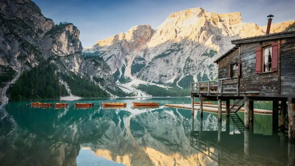 Lago di Braies nas Dolomitas, um dos lagos mais belos da Itália