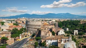 Paisagem da Região de Lazio mostrando Roma e as montanhas ao fundo sob um céu azul.