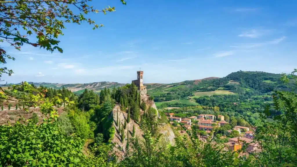 Vista da Torre do Relógio em Brisighella sobre as colinas da Emilia-Romagna, um dos vilarejos italianos onde o tempo parece ter parado.
