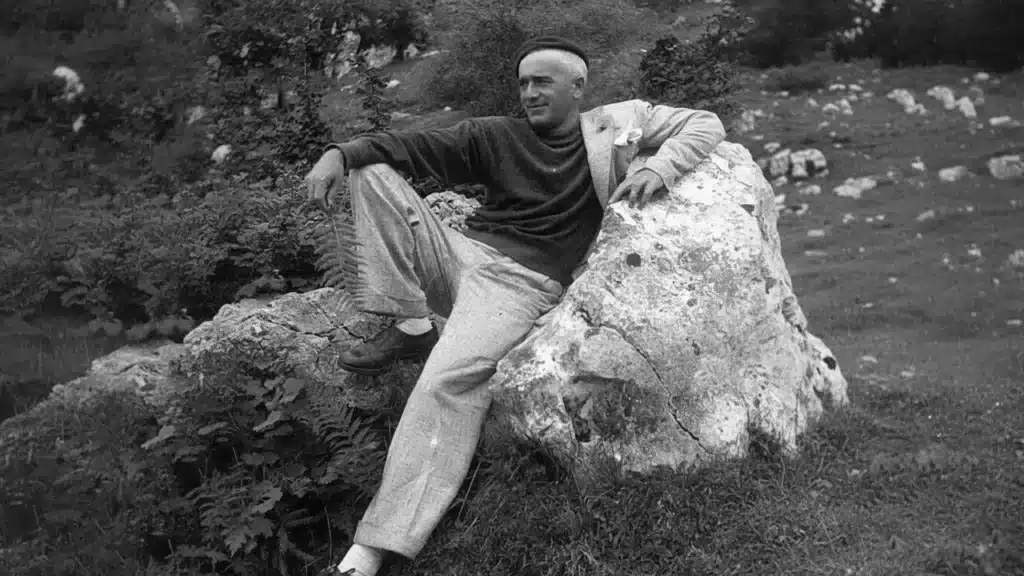 Retrato em preto e branco de Giovanni Comisso, respeitado estudioso e escritor de Veneza, cujas memórias revelam a origem familiar do Tiramisu antes de 1970.