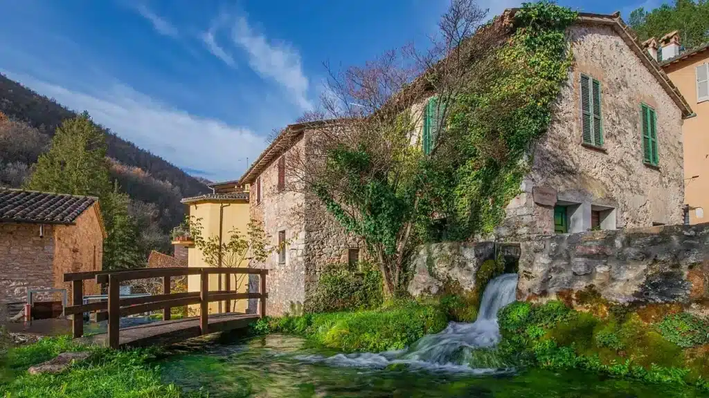 Detalhe dos canais de água cristalina que cortam o vilarejo de Rasiglia, na Úmbria, Itália.