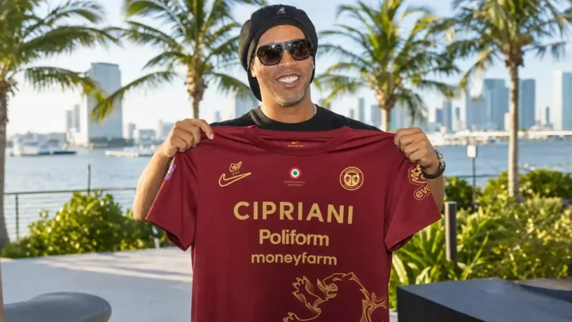 Ronaldinho Gaúcho segurando a camisa do Ravenna, seu novo time.