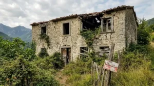 Casa histórica abandonada na Toscana com paredes deterioradas, representando o pesadelo de brasileiros que compraram imóveis pela Sonho.it.