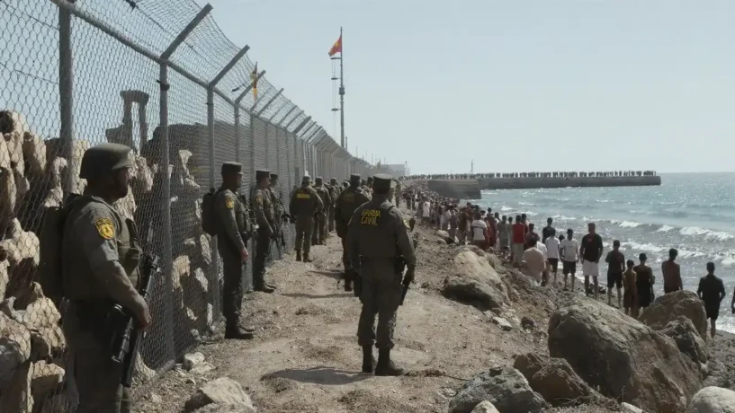 Crise migratória Ceuta: militares espanhóis guardam fronteira após chegada de 60 mil migrantes do Marrocos em julho de 2026