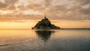 Mont-Saint-Michel na Normandia, destino das Férias pós Ferragosto com marés que cercam a abadia no fim de agosto