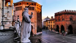 Vista panorâmica de Cremona, cidade da Lombardia no norte da Itália, com seu famoso campanário e arquitetura medieval